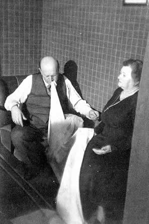 Das Medium Einer Nielsen bei einer Séance