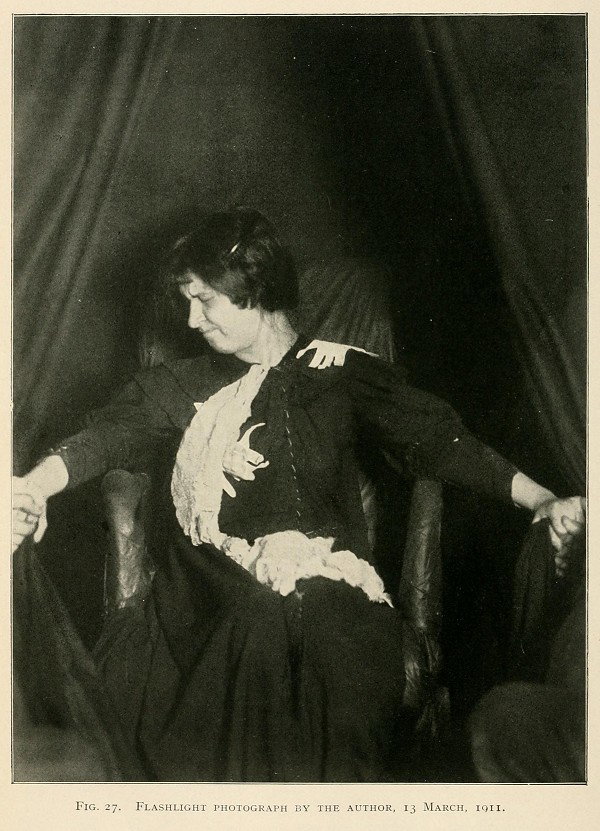 Das Medium Eva Carrière bei einer Séance im Jahr 1911