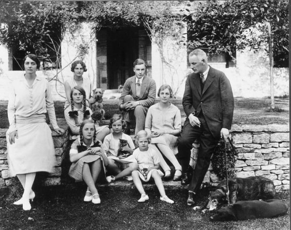 Die Mitfords vor ihren Anwesen